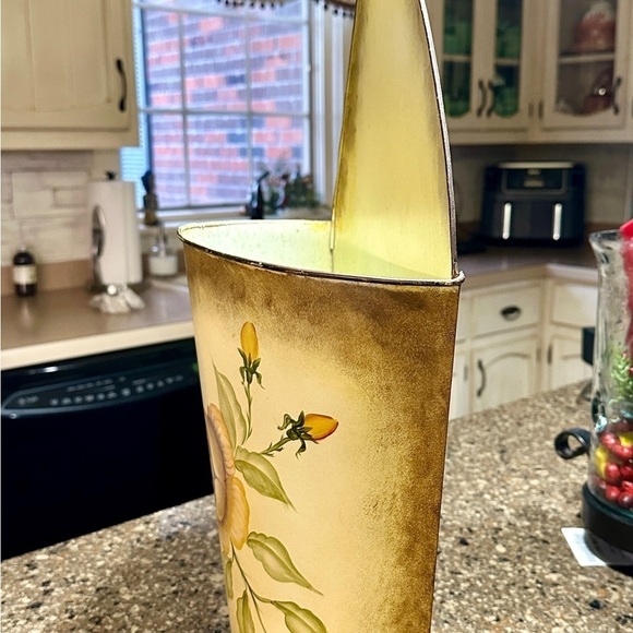 VINTAGE, LARGE METAL, HANGING WALL POCKET. HAND PAINTED - Picture 8 of 8